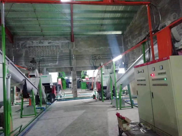 大型PET礦泉水瓶篩選、預(yù)洗、破碎、清洗 熱堿酸洗回收第二套大型生產(chǎn)線(POY級(jí)）